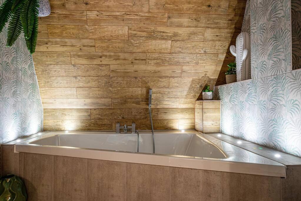 Apartamento Style & Opulence In Georgian Chapel W Parking Bath Exterior foto